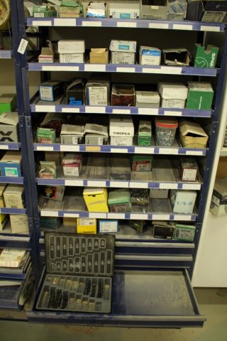 543753-3 Lagerhyllor två sektioner med innehåll, skruv, borr m.m.
