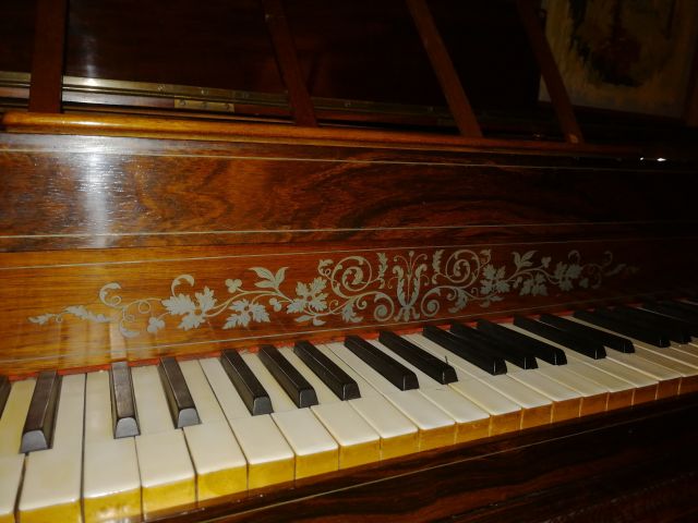 466738-25 Antikt taffelpiano från 1800 talet