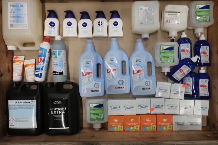 545565-1 Assortment of cleaning / hygiene chemicals