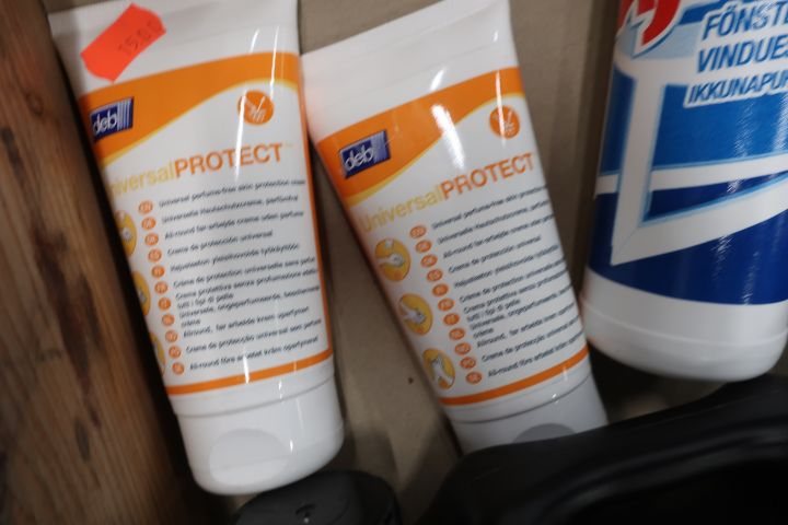 545565-4 Assortment of cleaning / hygiene chemicals