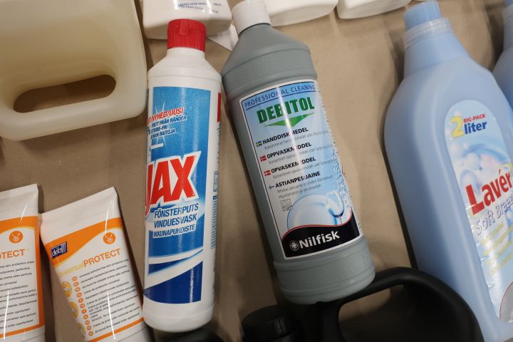 545565-6 Assortment of cleaning / hygiene chemicals