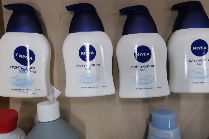 545565-7 Assortment of cleaning / hygiene chemicals