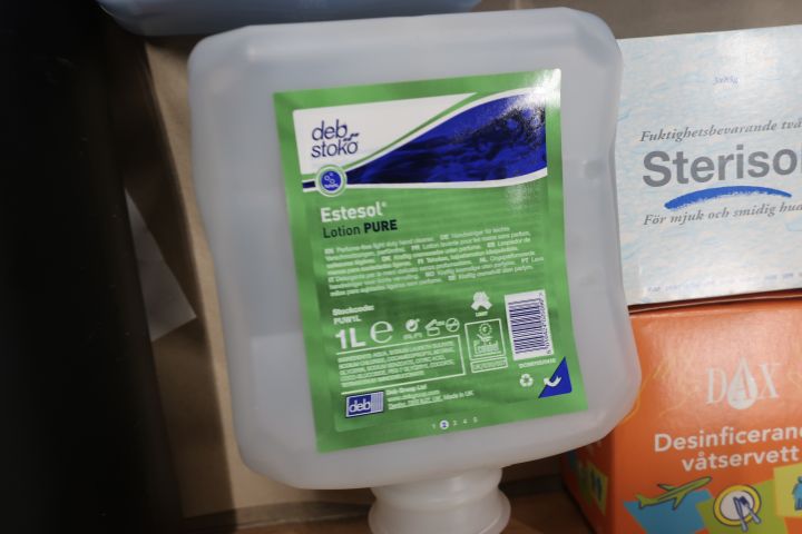 545565-9 Assortment of cleaning / hygiene chemicals