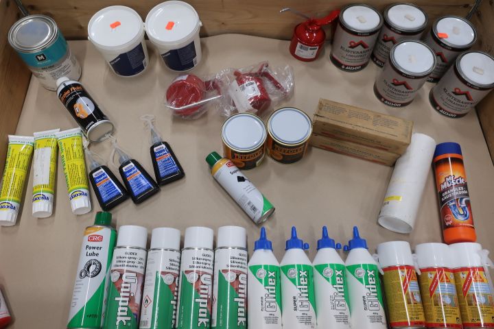 545566-1 Assortment of chemicals / industry etc.