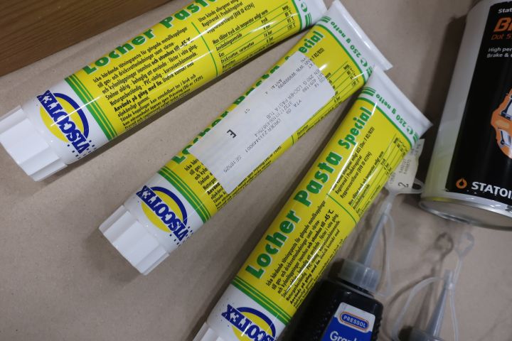 545566-3 Assortment of chemicals / industry etc.