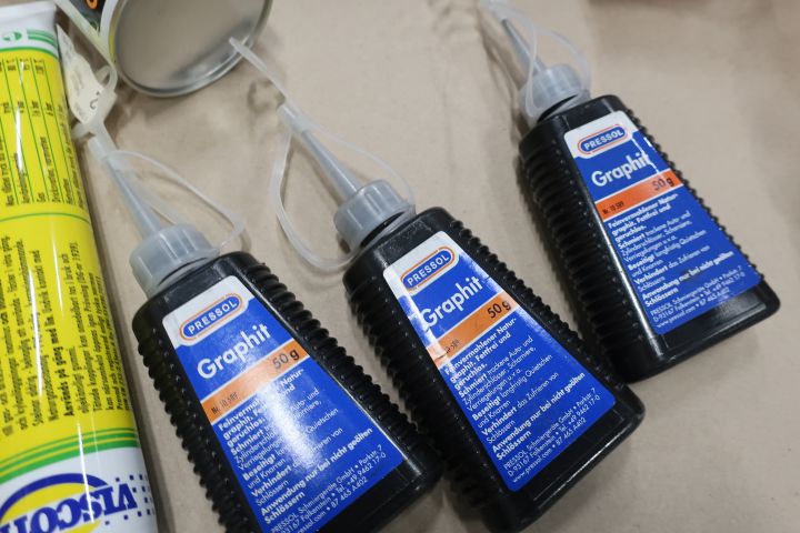 545566-4 Assortment of chemicals / industry etc.