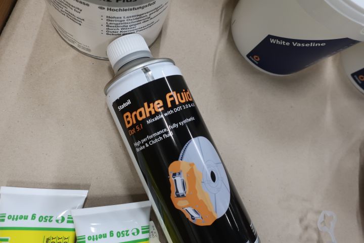 545566-5 Assortment of chemicals / industry etc.