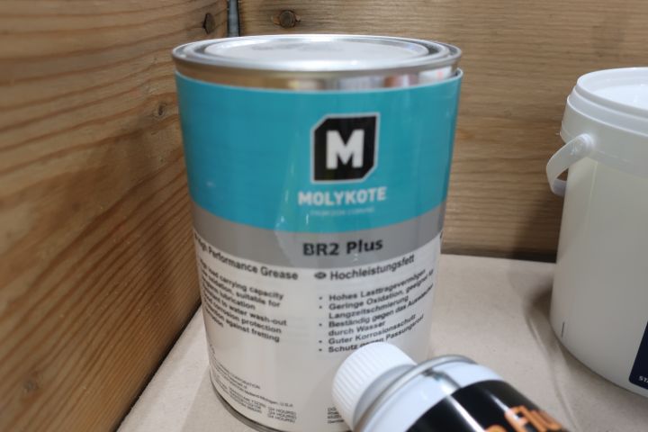 545566-6 Assortment of chemicals / industry etc.