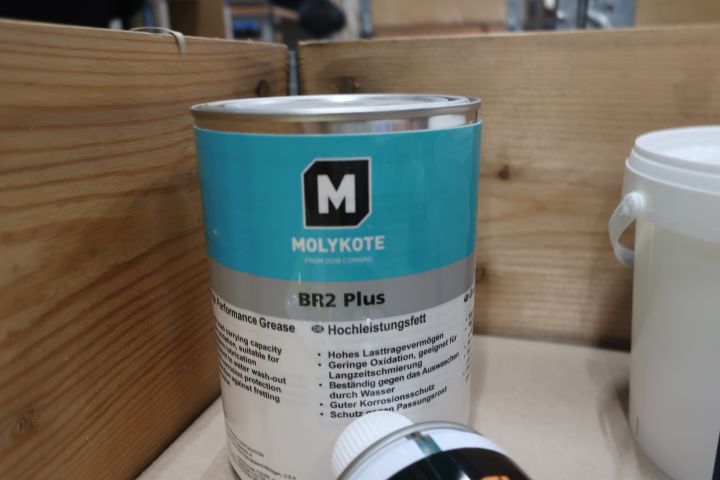 545566-7 Assortment of chemicals / industry etc.