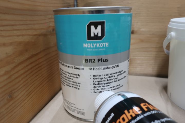 545566-8 Assortment of chemicals / industry etc.