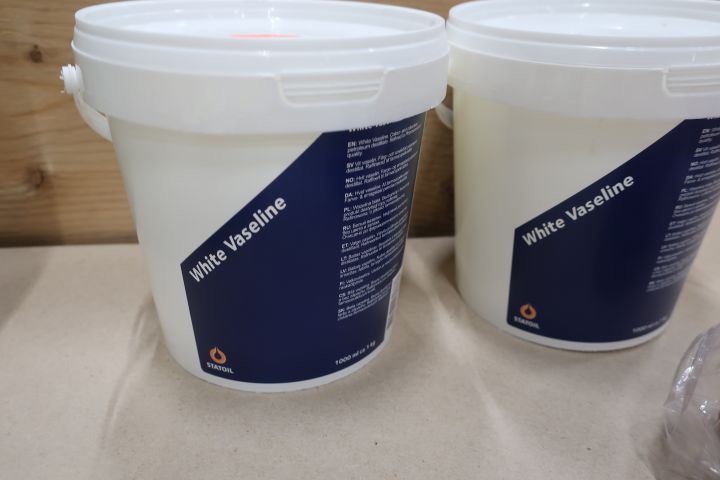 545566-9 Assortment of chemicals / industry etc.