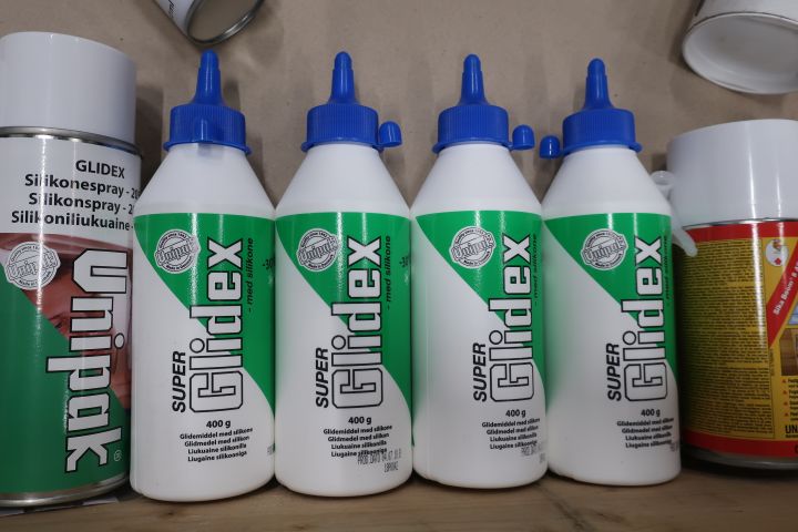 545566-12 Assortment of chemicals / industry etc.