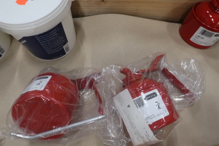 545566-18 Assortment of chemicals / industry etc.