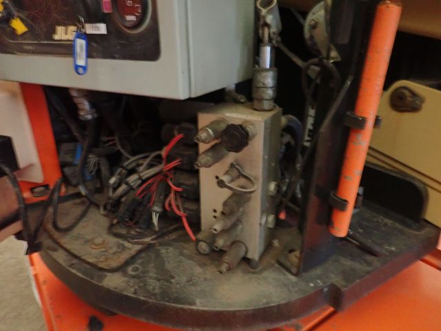 540950-23 Bomb lift JLG E300AJP