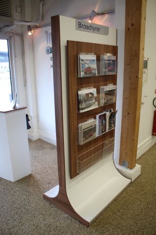 547285-5 Betjäningsdisk och broschyrställ