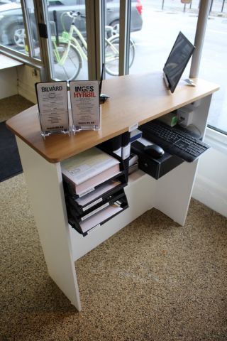 547285-6 Betjäningsdisk och broschyrställ