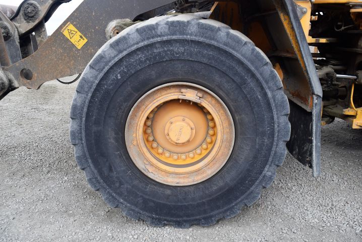 563333-11 Wheel loader Volvo L180F -07 incl. bucket