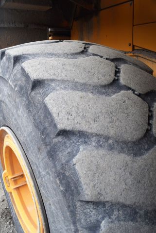 563333-14 Wheel loader Volvo L180F -07 incl. bucket