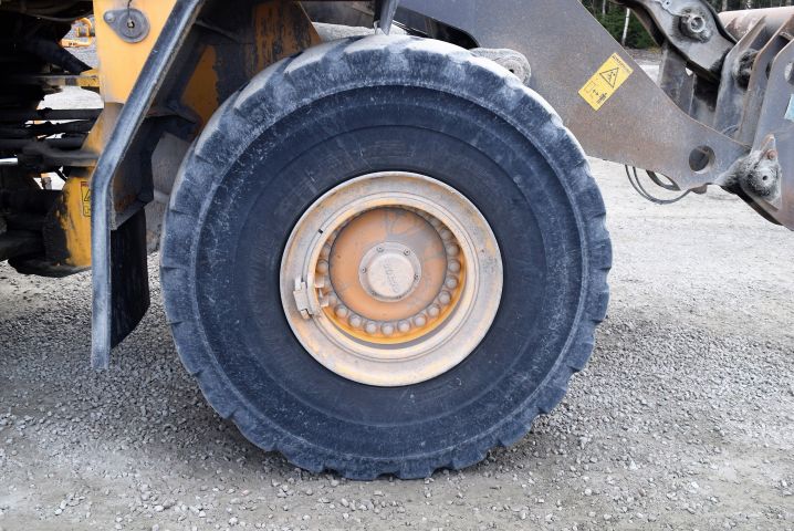 563333-17 Wheel loader Volvo L180F -07 incl. bucket
