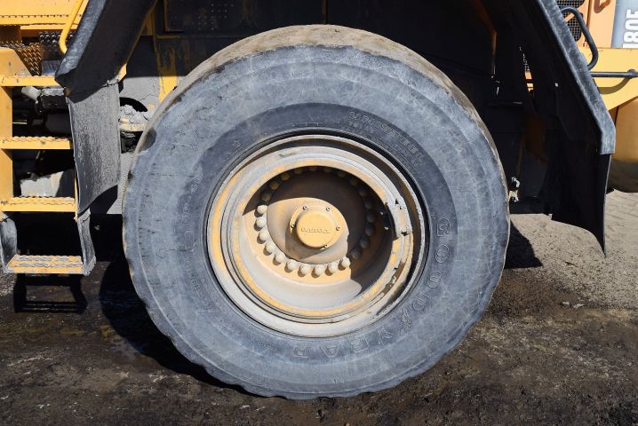 563334-11 Wheel loader Volvo L180E -05 incl. bucket