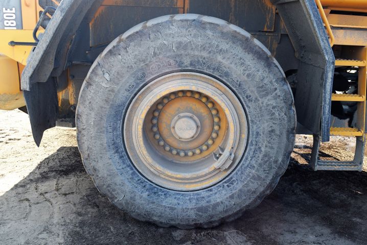 563334-13 Wheel loader Volvo L180E -05 incl. bucket