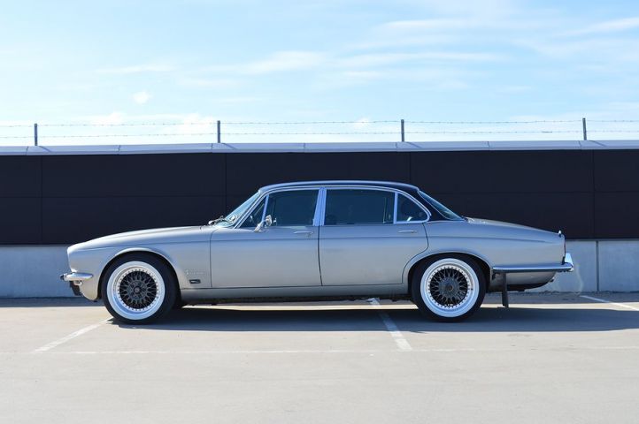554897-5 Jaguar XJ LWB 4.2 XK6 186hk -77 "6200mil"
