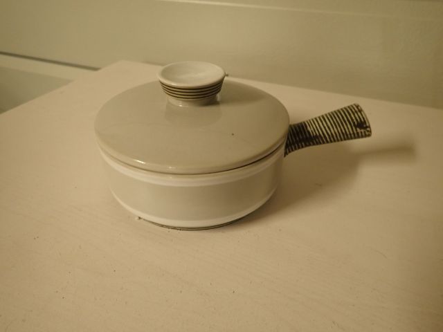 466841-2 Older tube beach porcelain 15 parts.