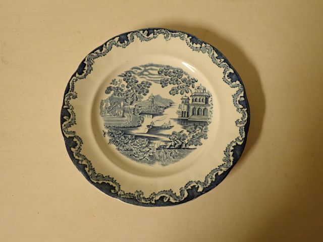 466841-18 Older tube beach porcelain 15 parts.