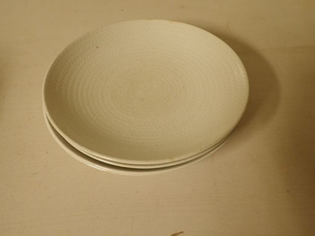 466841-22 Older tube beach porcelain 15 parts.