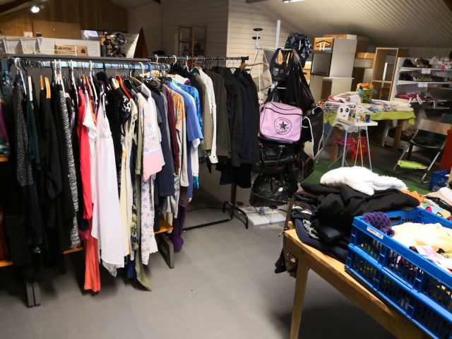 566007-10 Curio shop