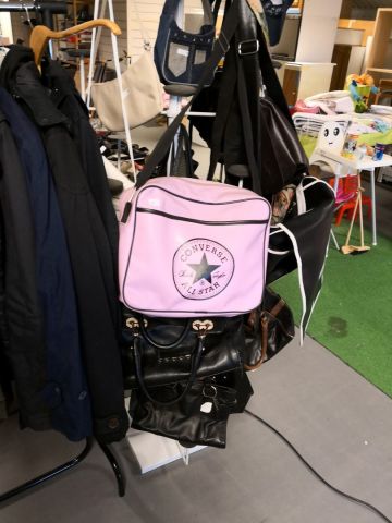 566007-11 Curio shop