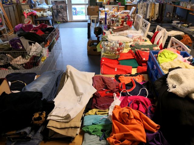 566007-12 Curio shop