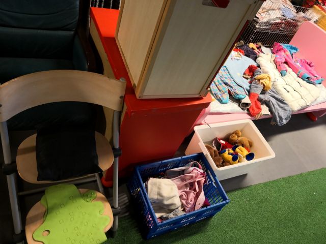 566007-16 Curio shop