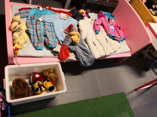 566007-17 Curio shop