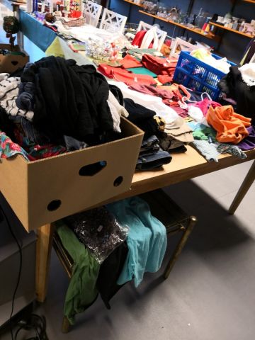 566007-18 Curio shop