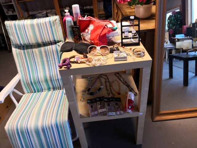 566007-23 Curio shop