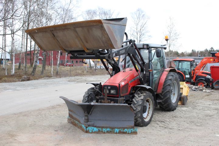 565653-2 Traktor Massey Ferguson 4225 -1997 med frontlastare, vikplog, sandspridare