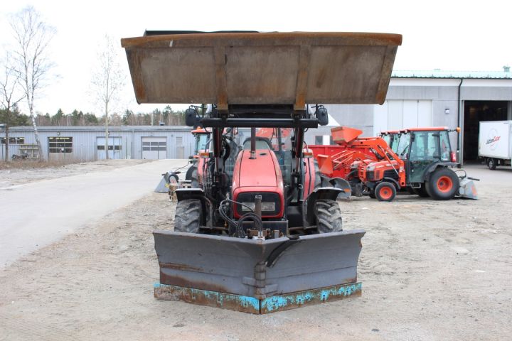 565653-3 Traktor Massey Ferguson 4225 -1997 med frontlastare, vikplog, sandspridare