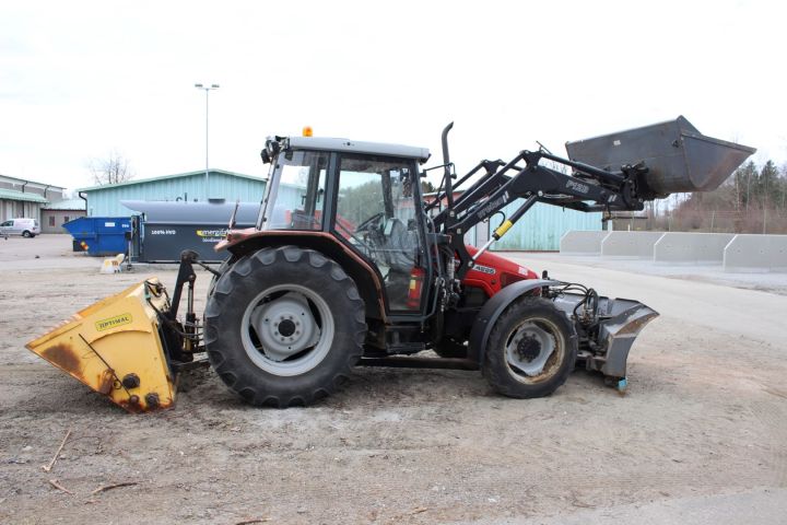 565653-5 Traktor Massey Ferguson 4225 -1997 med frontlastare, vikplog, sandspridare