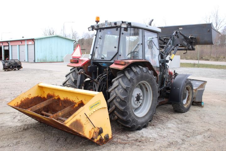 565653-6 Traktor Massey Ferguson 4225 -1997 med frontlastare, vikplog, sandspridare