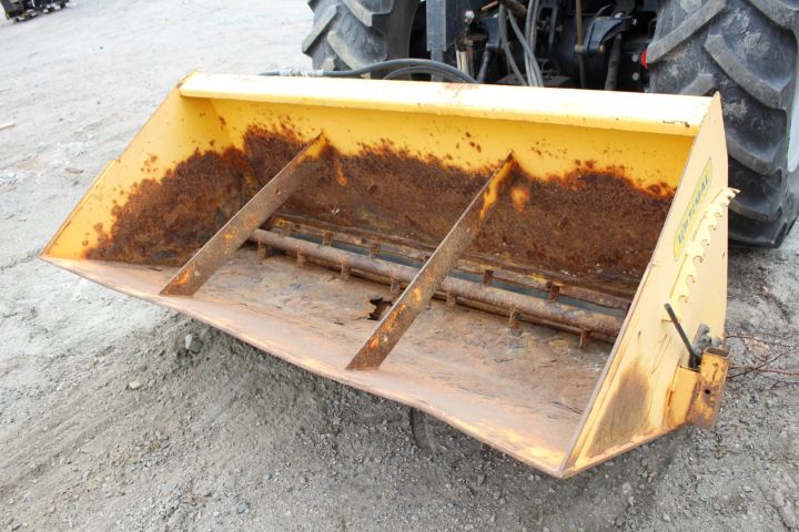 565653-7 Traktor Massey Ferguson 4225 -1997 med frontlastare, vikplog, sandspridare