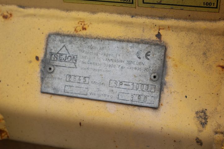 565653-10 Traktor Massey Ferguson 4225 -1997 med frontlastare, vikplog, sandspridare