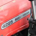 565653-11 Traktor Massey Ferguson 4225 -1997 med frontlastare, vikplog, sandspridare