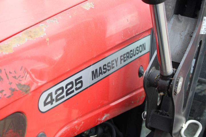 565653-11 Traktor Massey Ferguson 4225 -1997 med frontlastare, vikplog, sandspridare