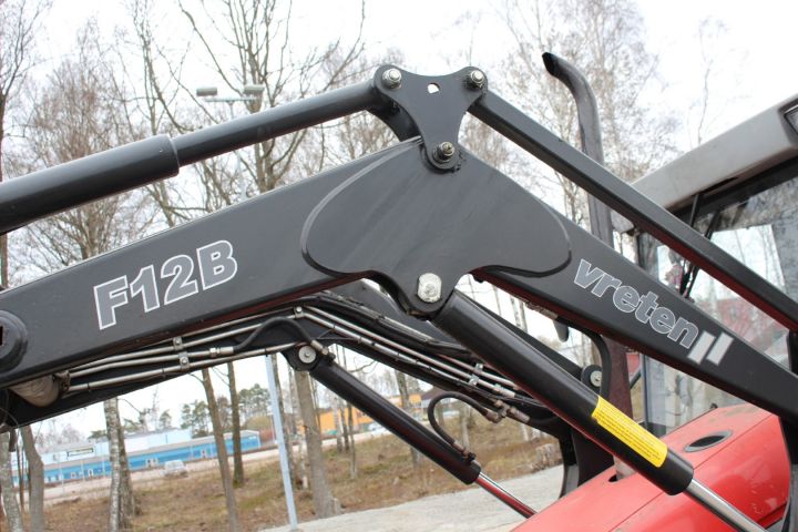 565653-12 Traktor Massey Ferguson 4225 -1997 med frontlastare, vikplog, sandspridare