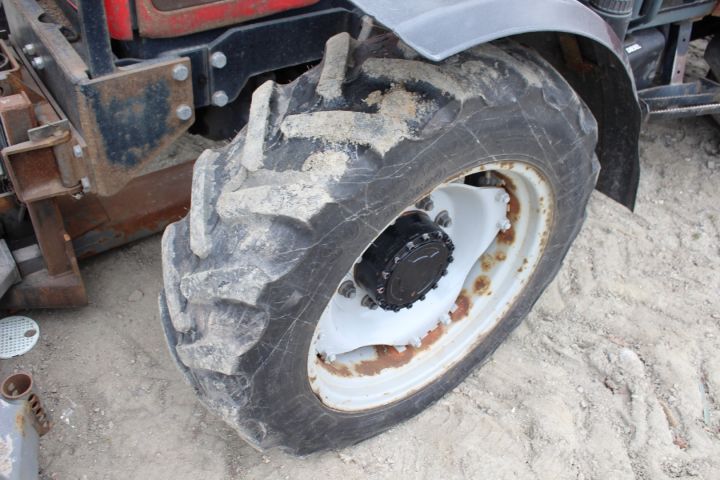 565653-13 Traktor Massey Ferguson 4225 -1997 med frontlastare, vikplog, sandspridare