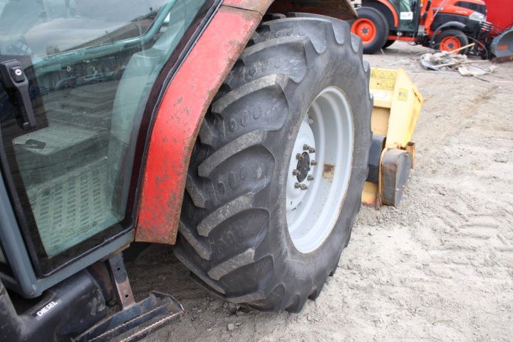 565653-15 Traktor Massey Ferguson 4225 -1997 med frontlastare, vikplog, sandspridare