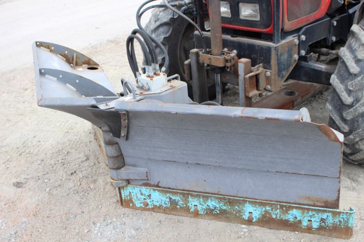 565653-16 Traktor Massey Ferguson 4225 -1997 med frontlastare, vikplog, sandspridare