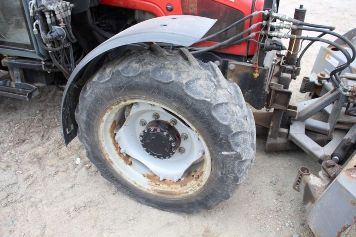 565653-21 Traktor Massey Ferguson 4225 -1997 med frontlastare, vikplog, sandspridare