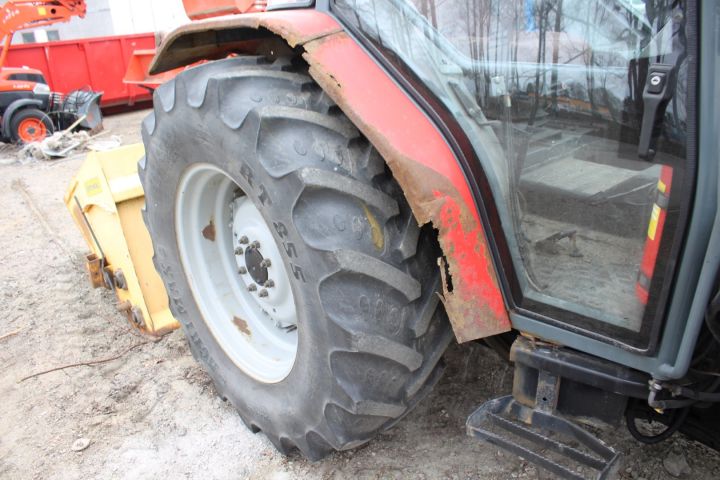 565653-22 Traktor Massey Ferguson 4225 -1997 med frontlastare, vikplog, sandspridare